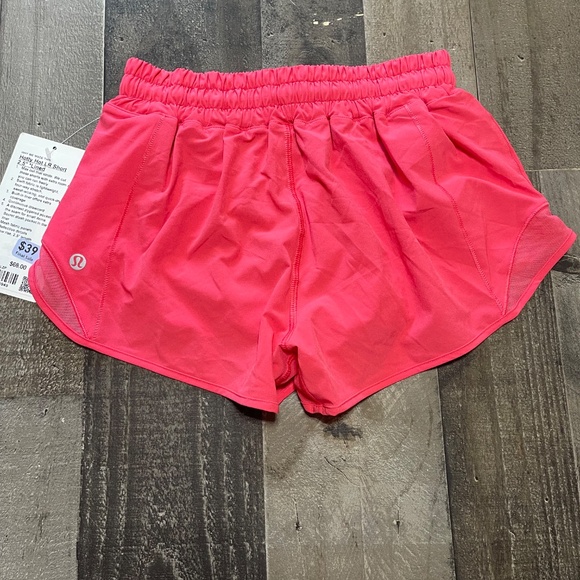 NWT Lululemon hottie hot LR short 2.5 lined - Picture 3 of 3